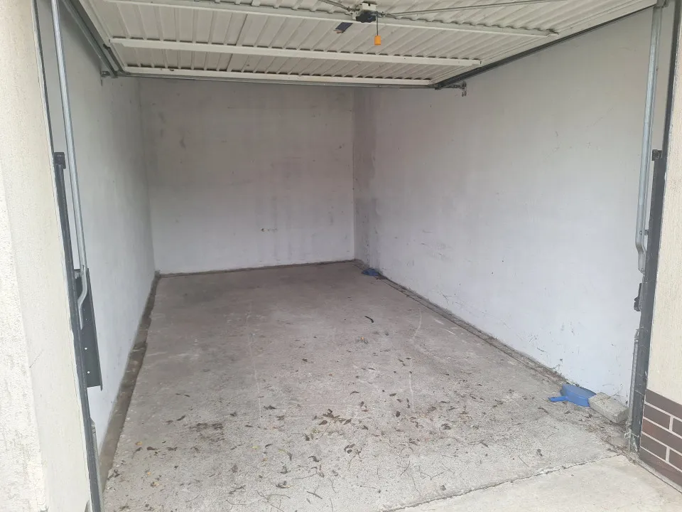 Garage - Unique Garage with Secure Access in Hódmezővásárhely