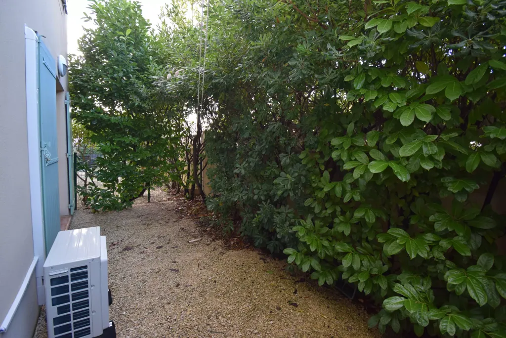 Aed - Three-Bedroom House with Garage in Quiet Area