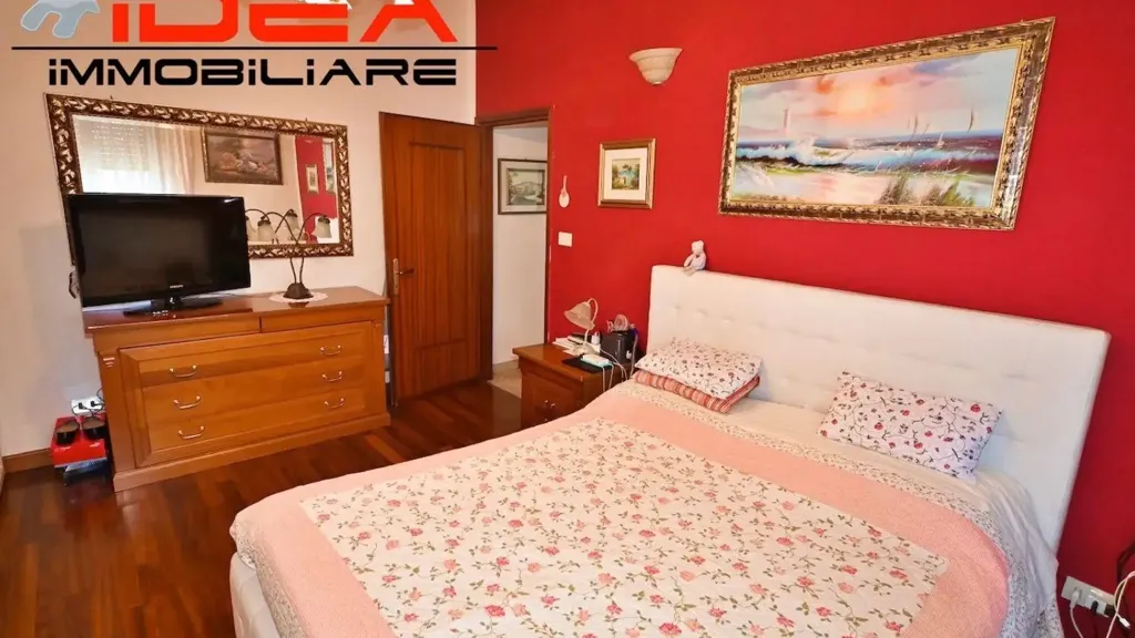 Bedrooms - Five-Bedroom Apartment with Balcony in Modena