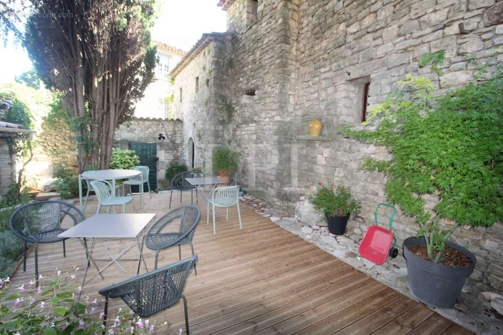 Aed - 18th-Century Mas with Gîtes in Luberon
