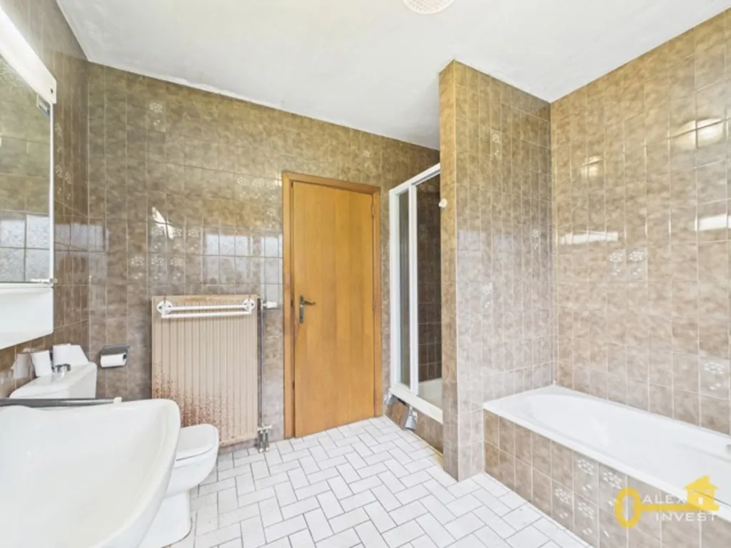 Bagni - 4-Bedroom Villa with Garden in Quiet Location