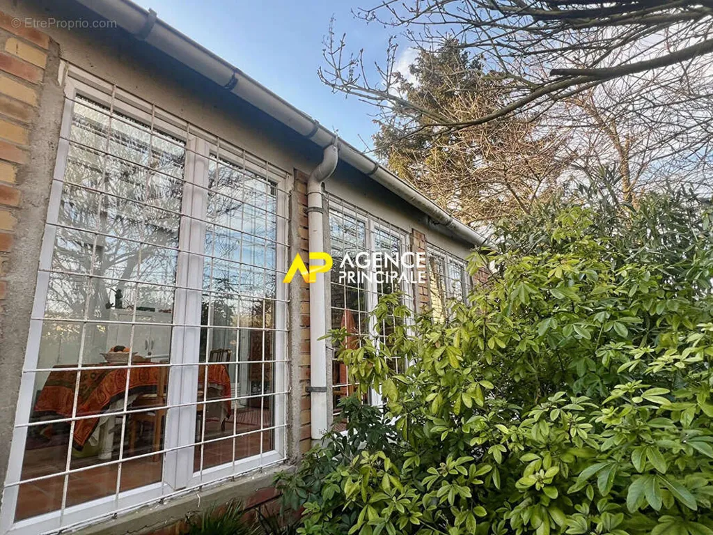 Esterno - 1930s House with Garden in Argenteuil