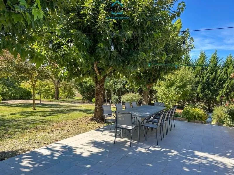 Terrasse - Maison avec Piscine et Jardin à Saint-Sylvestre-sur-Lot