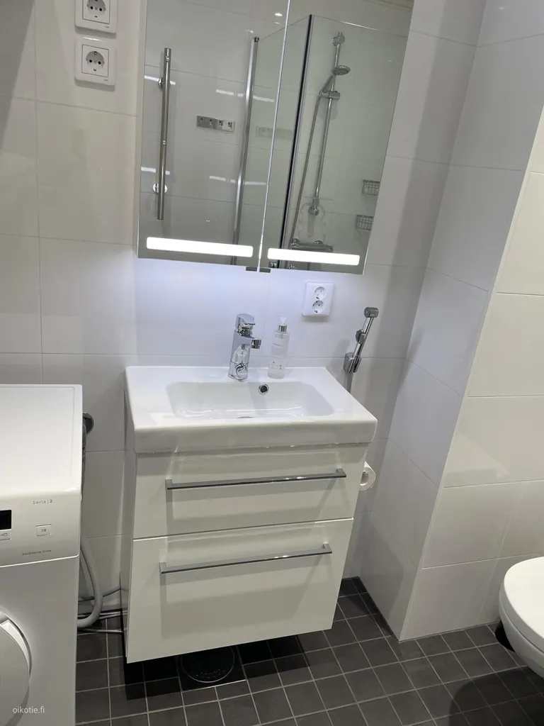 Salles de bain - Modern Flat with Glazed Balcony in Tampere