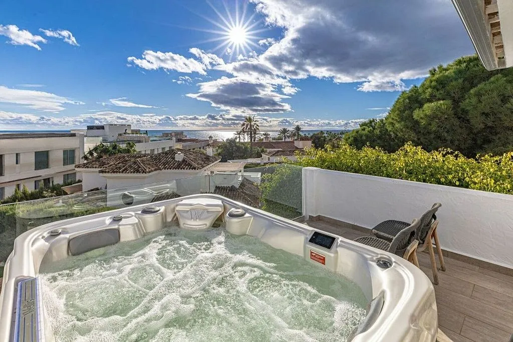 Terrasse - Traditional Chalet with Pool in Las Chapas, Marbella