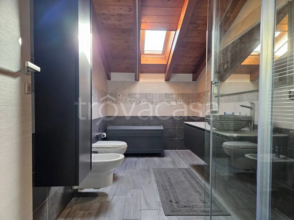 Bagni - Modern Terraced Villa with Private Garden in Oleggio