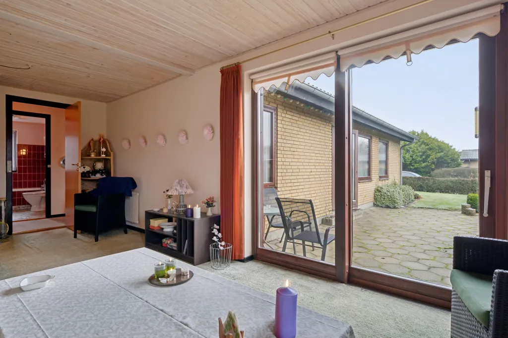 Terrass - Well-Maintained Villa with Carport in Viborg