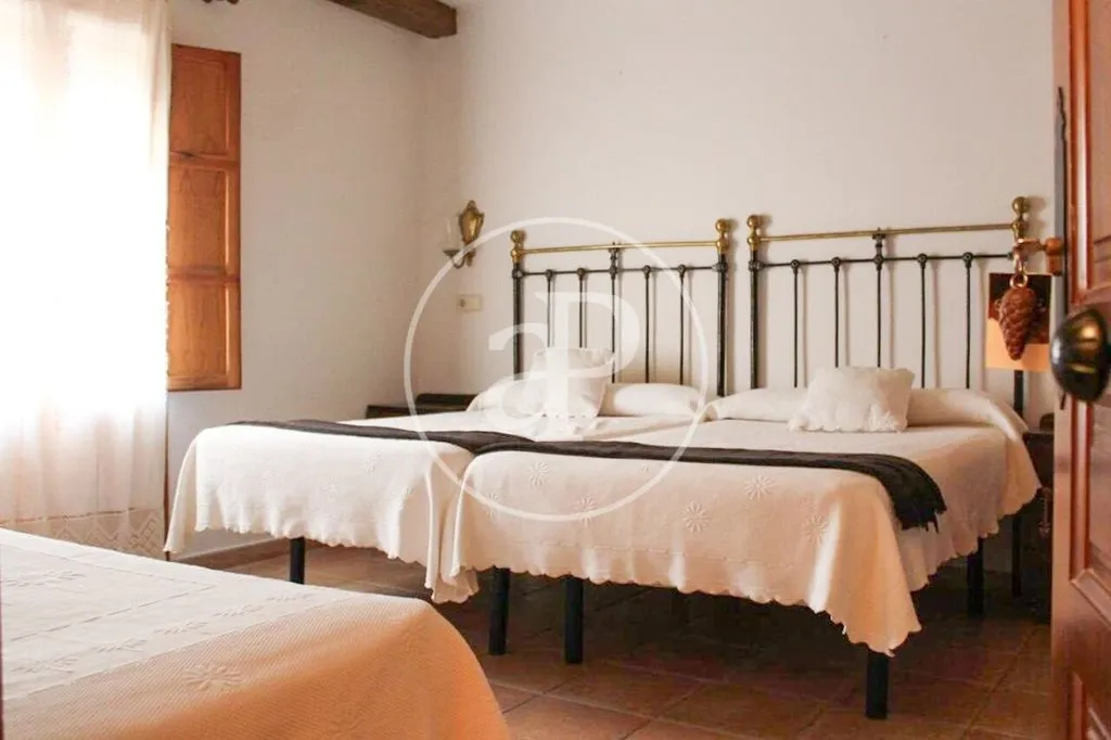 Chambres - Historic Hotel-Ready Building in Utiel