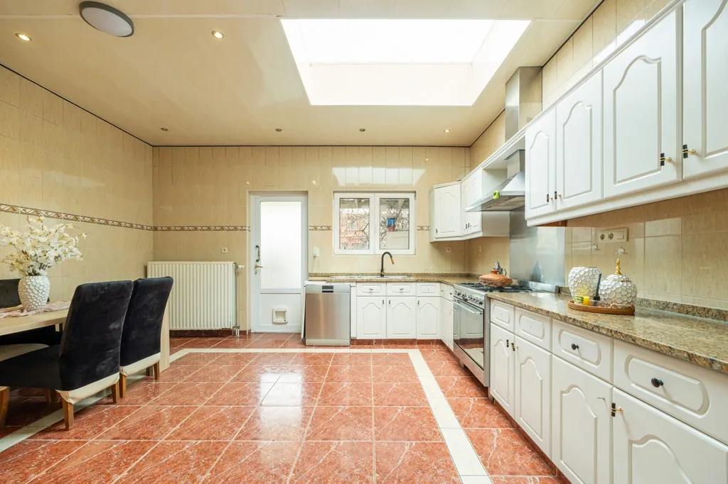 Köök - Spacious House with Garden to Refresh in Nice