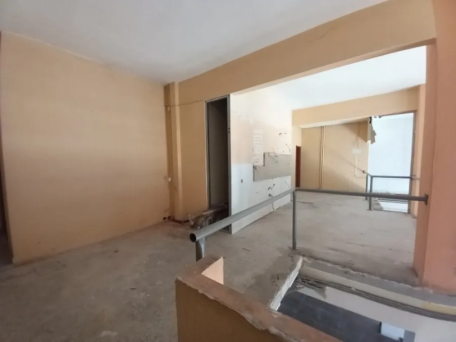 Pièces - Three-Storey Shop with City View in Serres Centre
