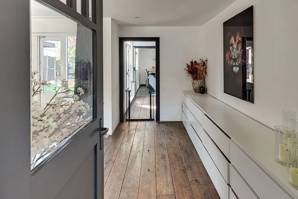Entrée - End-Terrace House with Multifunctional Annex in Tweelingstad