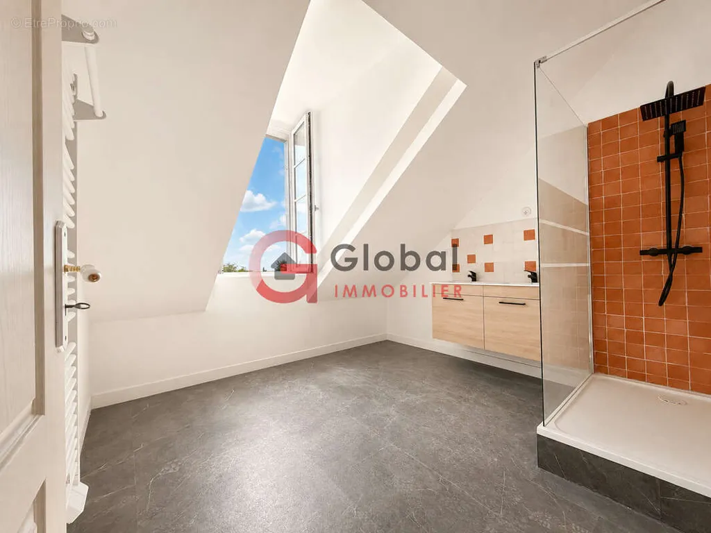 Bathrooms - Renovated Duplex with Notre-Dame View in Fontenay-le-Comte