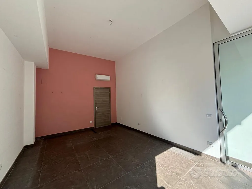 Entrée - Commercial Space with Vitrine in Pescara