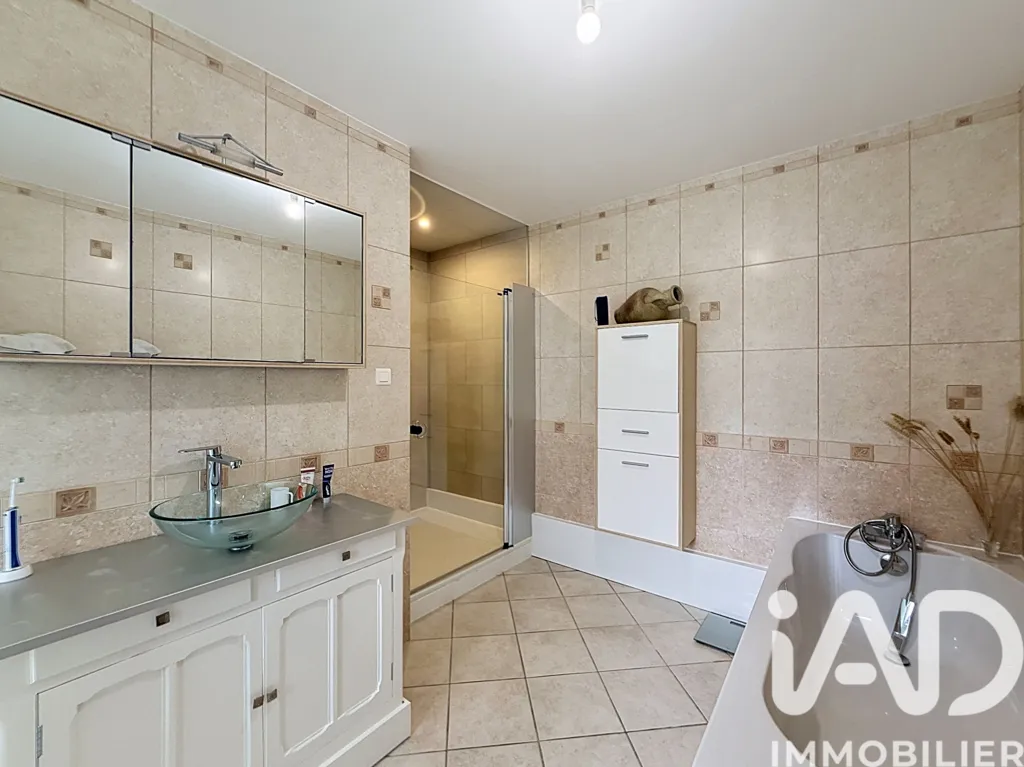 Salles de bain - Maison détachée avec jardin et double garage à Marly