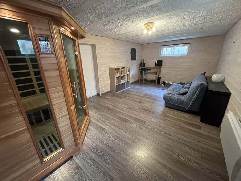 Rooms - Family House with Pool in Quiet Area