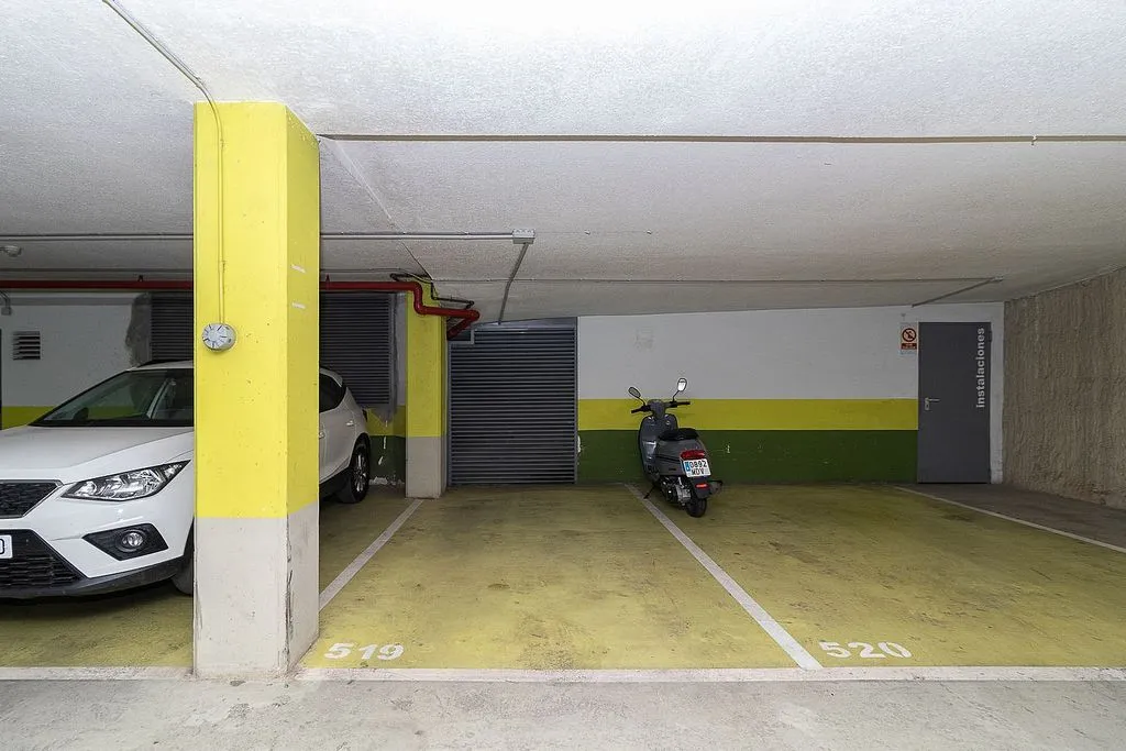 Garage - 1-Bedroom Apartment with Pool in Valencia