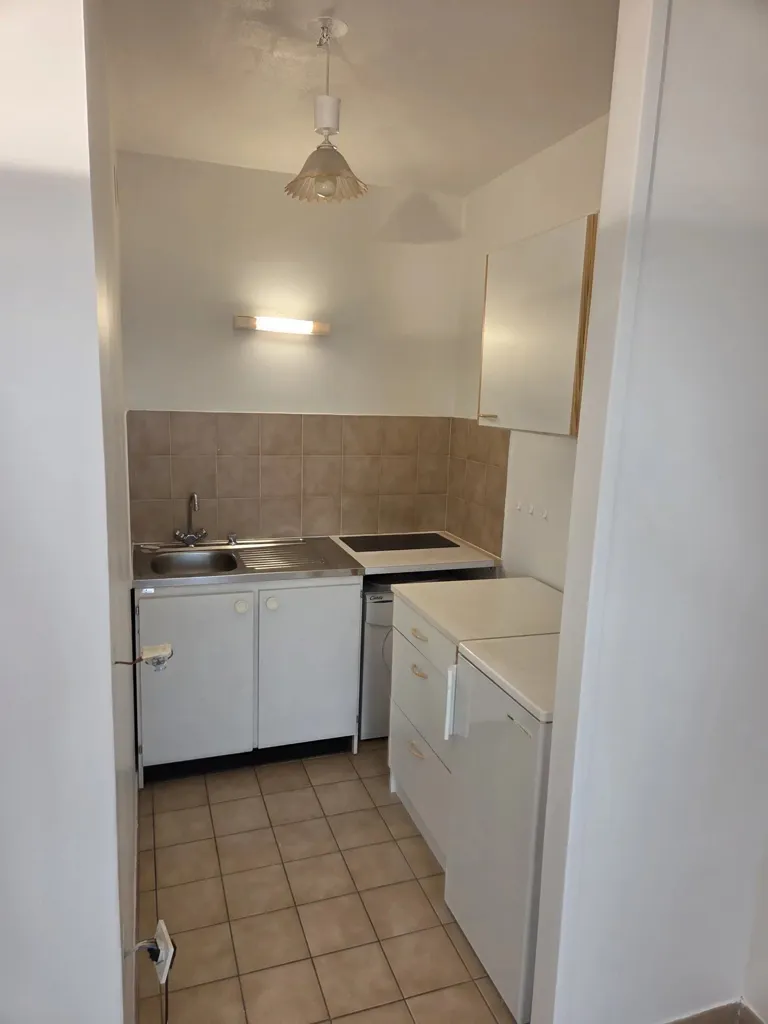 Cuisine - Studio avec Balcon et Parking à Etienne Ventenat
