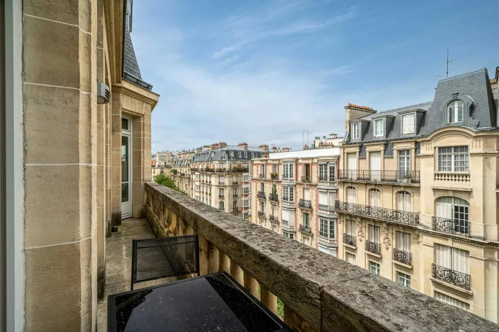 Rõdu - Haussmannian Penthouse with Balcony in Paris 16