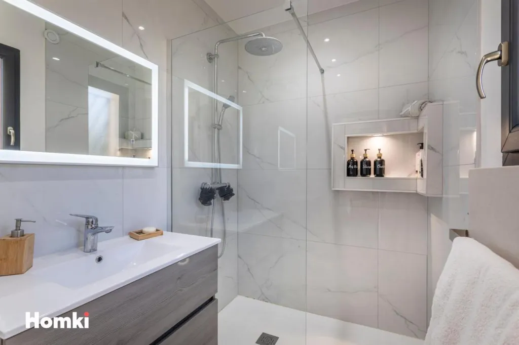 Salles de bain - Maison T6 avec Terrasse et Jardin à Marseille
