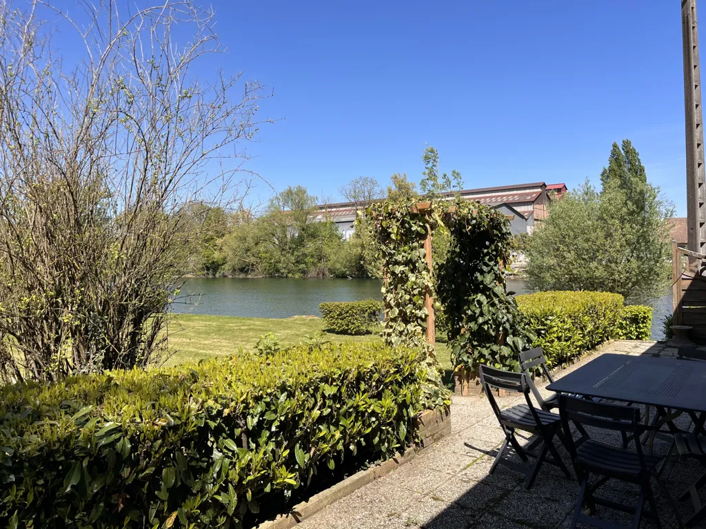 Terrass - House with River View on Doubs, Valentigney