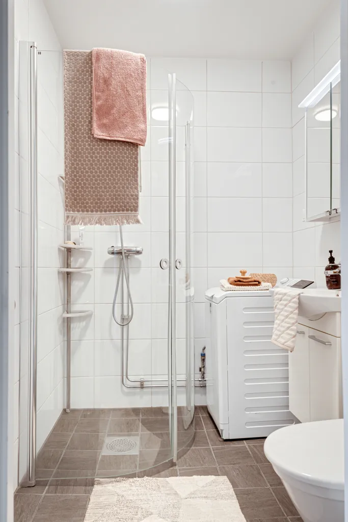 Salles de bain - Bright Apartment with South-Facing Balcony in Mölnlycke