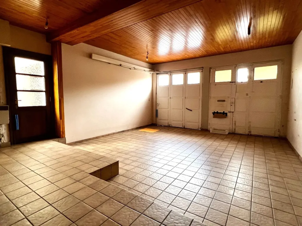Garage - Maison à Rénover avec Parking Gratuit à Zwevegem