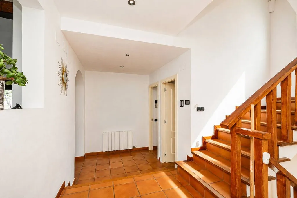 Pièces - Contemporary 5-Bedroom House with Pool in Sitges