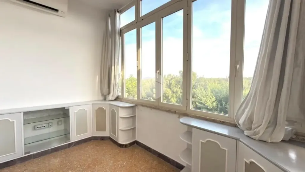 Office - Ristruttured Apartment with Balcony in Rome