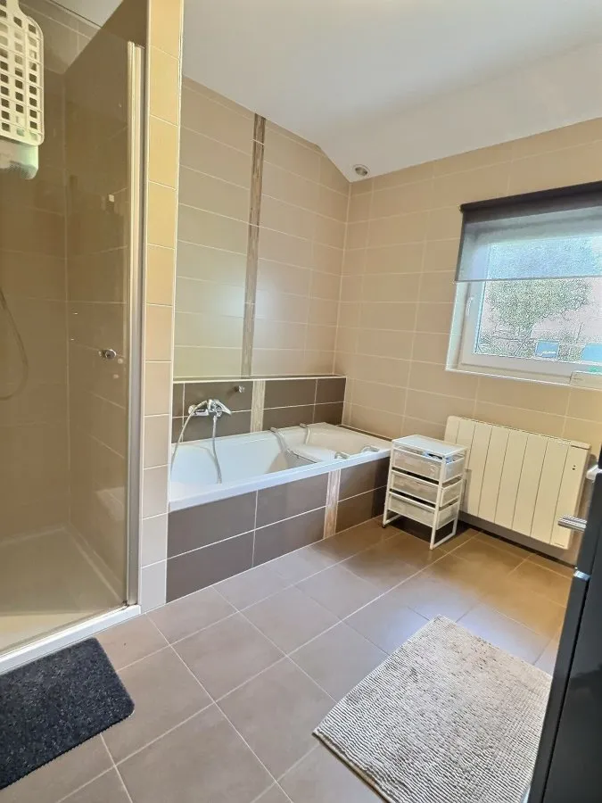 Salles de bain - Bungalow Rénové avec Panneaux Solaires à Rambrouch