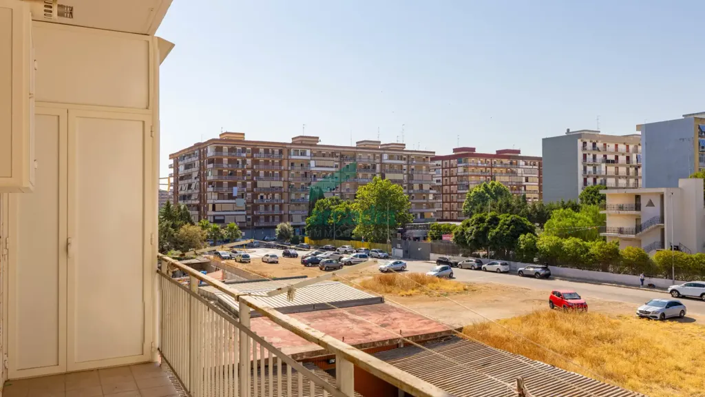 Balcon - 4-Bedroom Apartment with Balcony in Bari