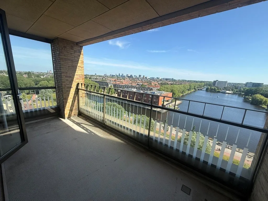 Rõdu - Furnished 4-Bedroom Apartment in Amsterdam