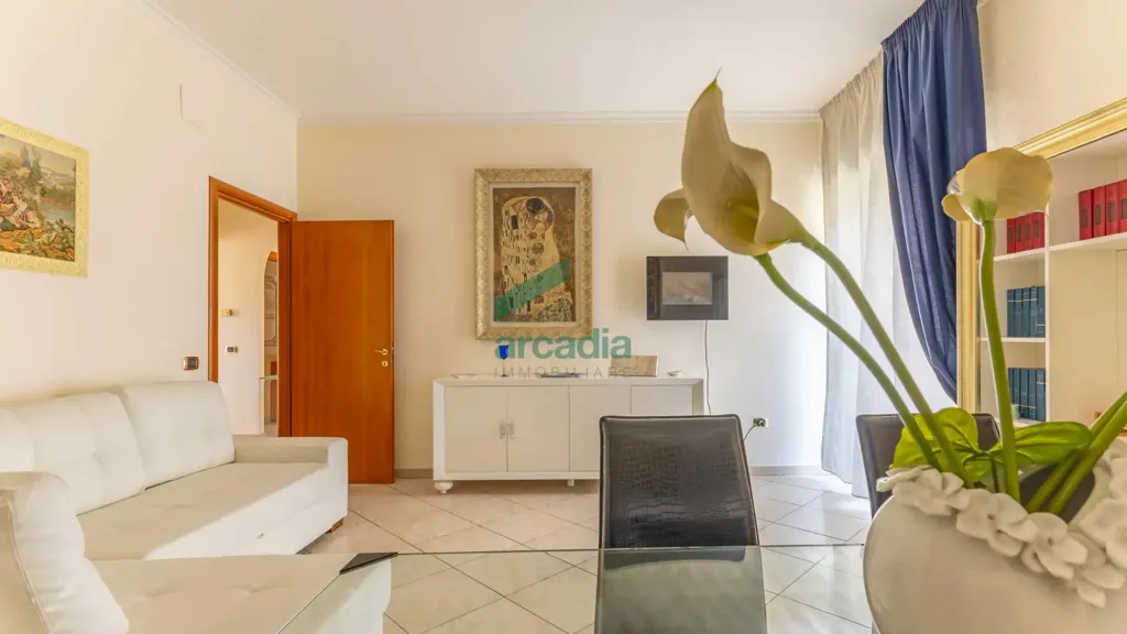 Séjour - 4-Bedroom Apartment with Balcony in Bari
