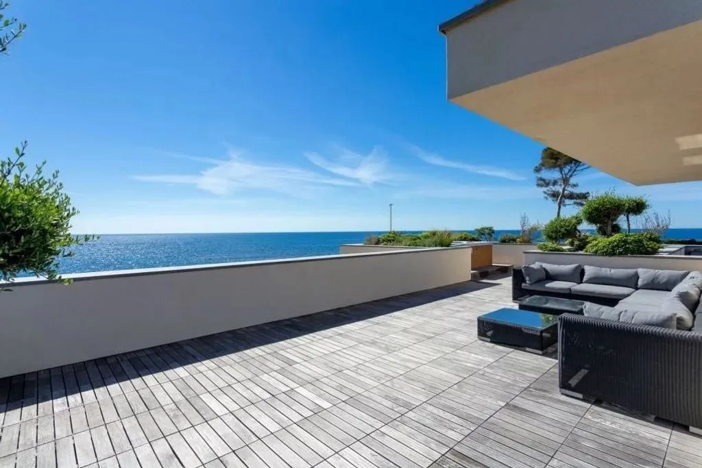 Terrass - Waterfront Villa with Sea View in Saint-Aygulf