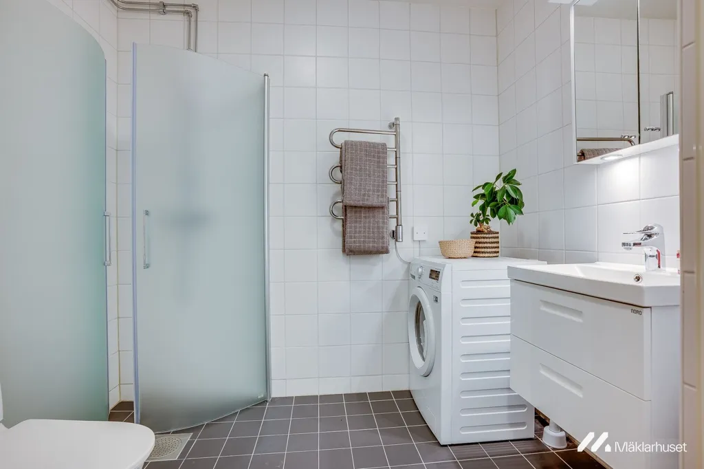 Vannitoad - Bright 2nd Floor Flat with Balcony in Umeå