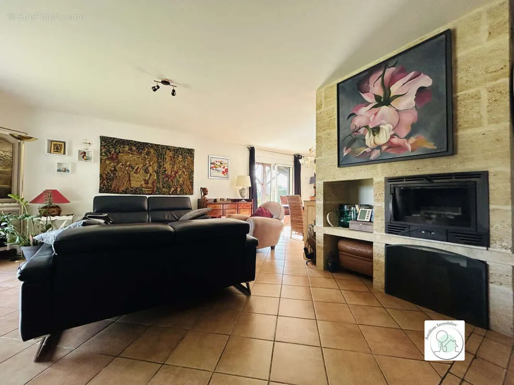 Séjour - Maison avec Piscine et Jardin à Pugnac