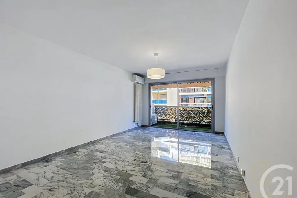 Pièces - Appartement Traversant avec Terrasse au Centre d'Antibes