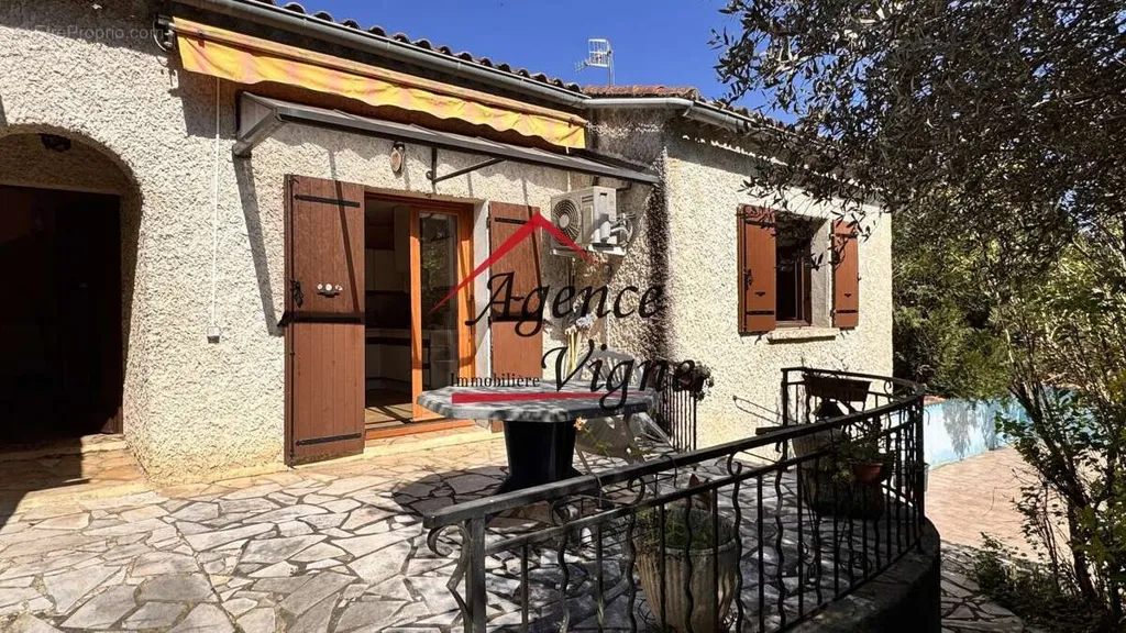 Terrasse - Villa Indépendante avec Piscine près du Centre-Ville