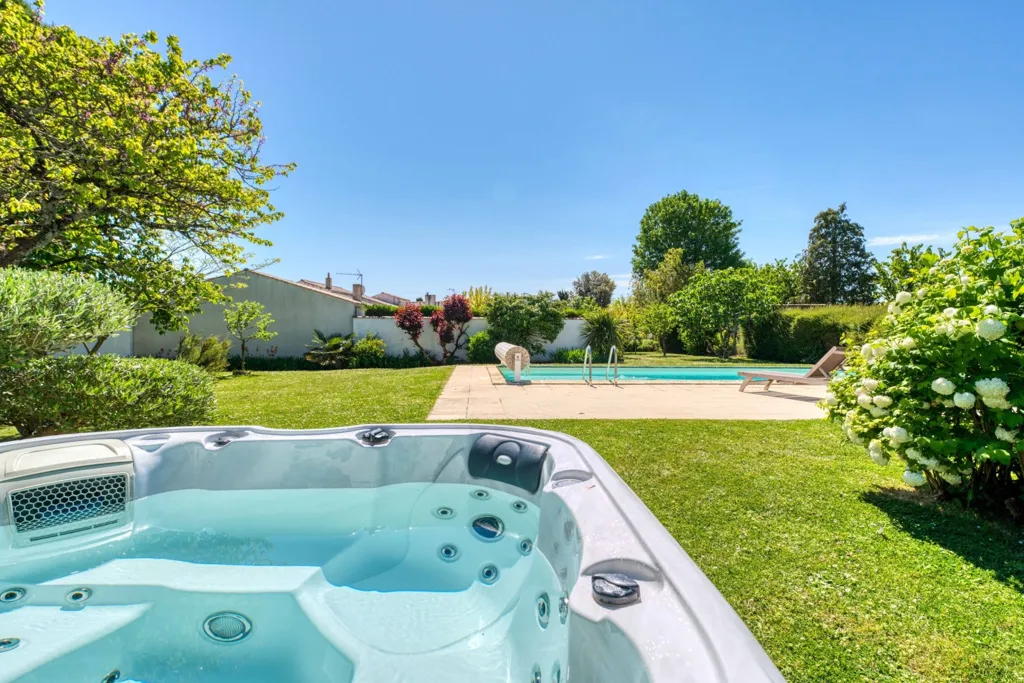 Jardin - Villa d'Architecte avec Piscine à Dompierre-sur-Mer