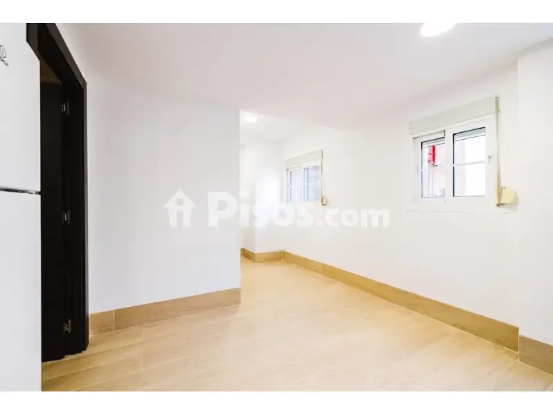 Pièces - Contemporary Flat with Interior Orientation in Paseo de los Tilos