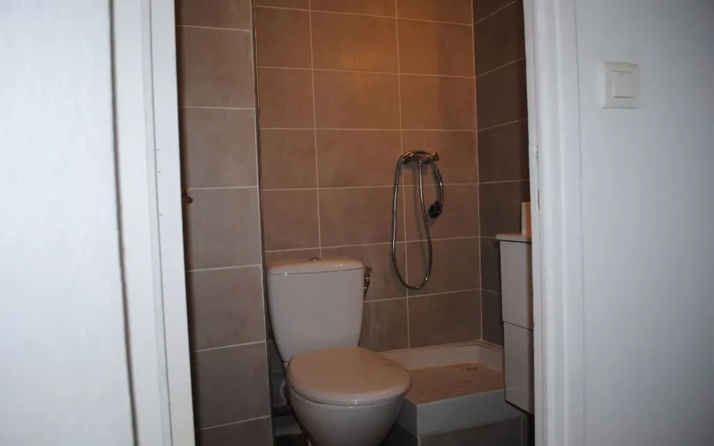 Salles de bain - Studio Meublé avec Mezzanine à Nîmes