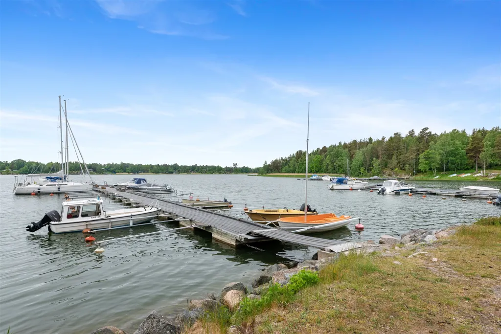 Garden - Renovated Holiday Home with Boat Access in Båtsviken