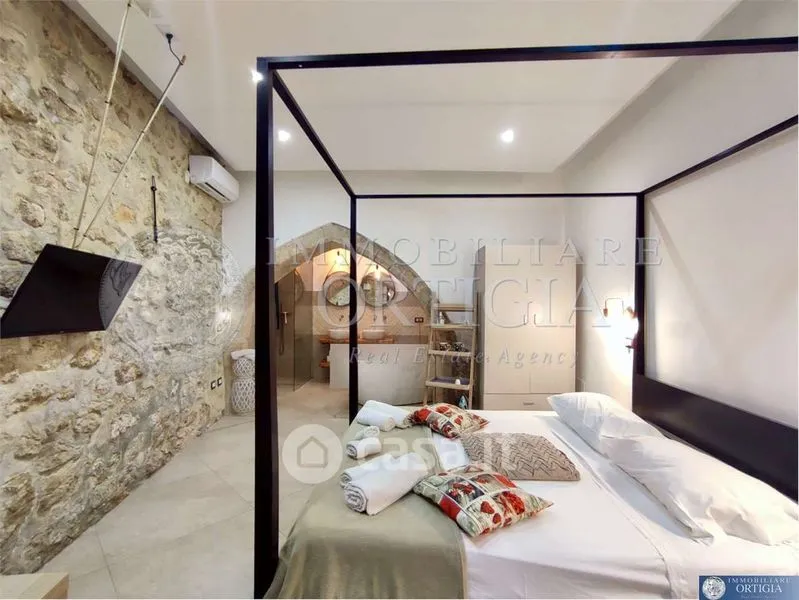 Chambres - Ground Floor Apartment with Arched Feature in Siracusa