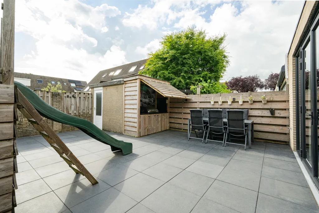 Aed - Modernised Corner House with Garden in Leerdam