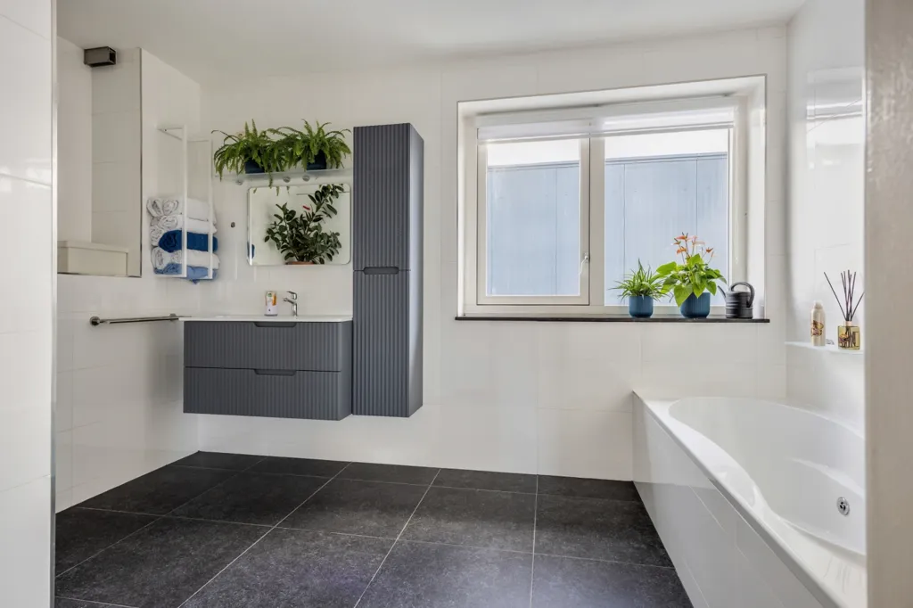Vannitoad - Detached House with Business Hall in Breda