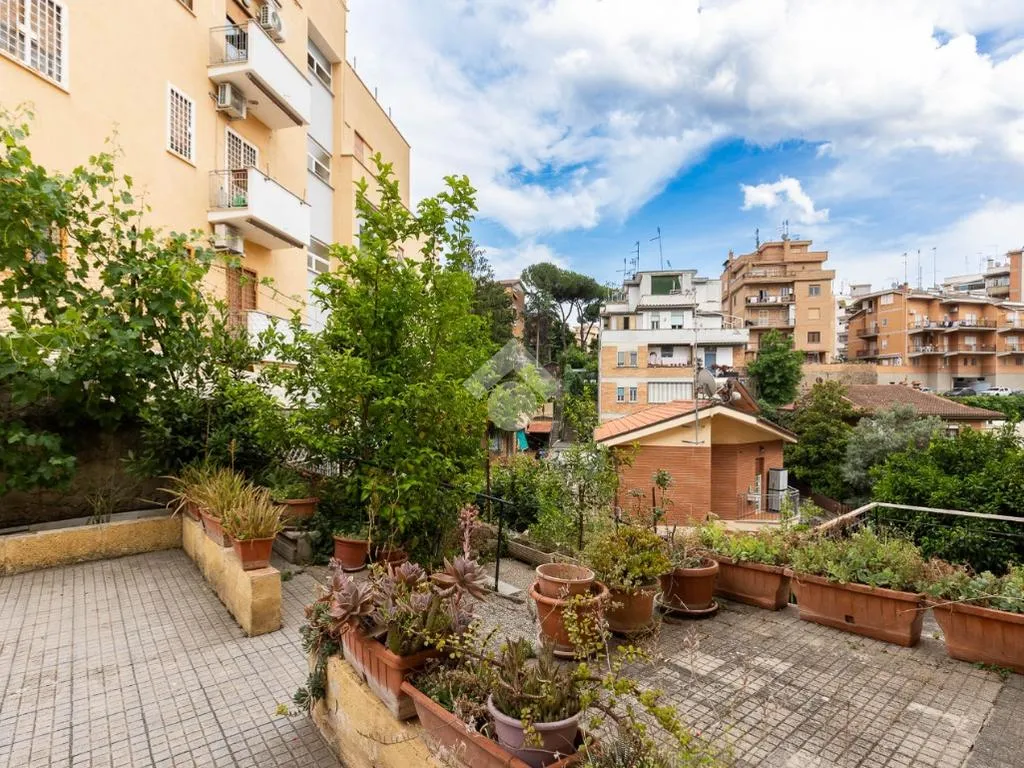 Terrasse - 3-Room Apartment with Private Courtyard in Rome
