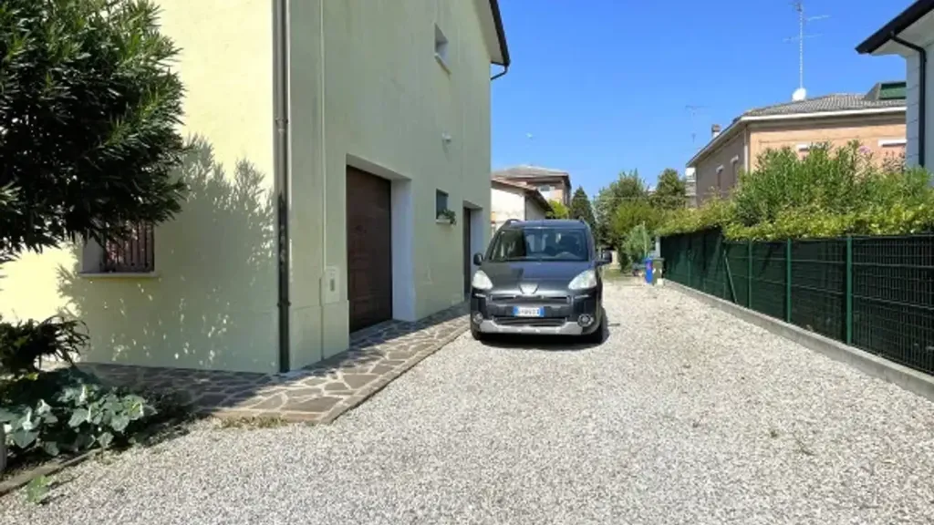 Välivaade - Rear-Access Villa with Garden in Soliera