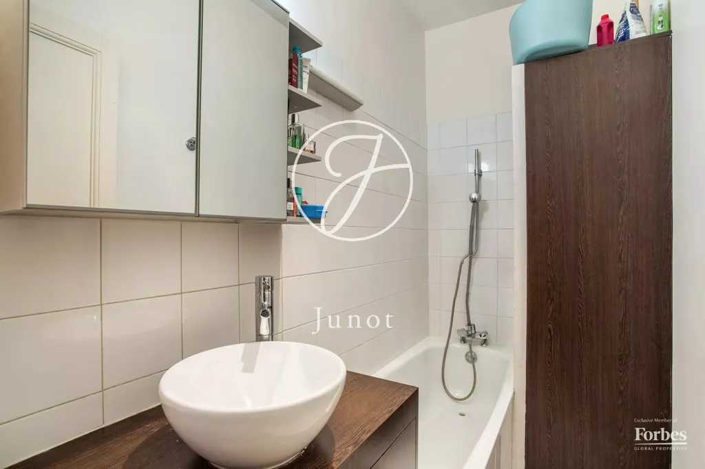 Salles de bain - Appartement Charmant 3/4 Pièces avec Parquet à Paris 17ème
