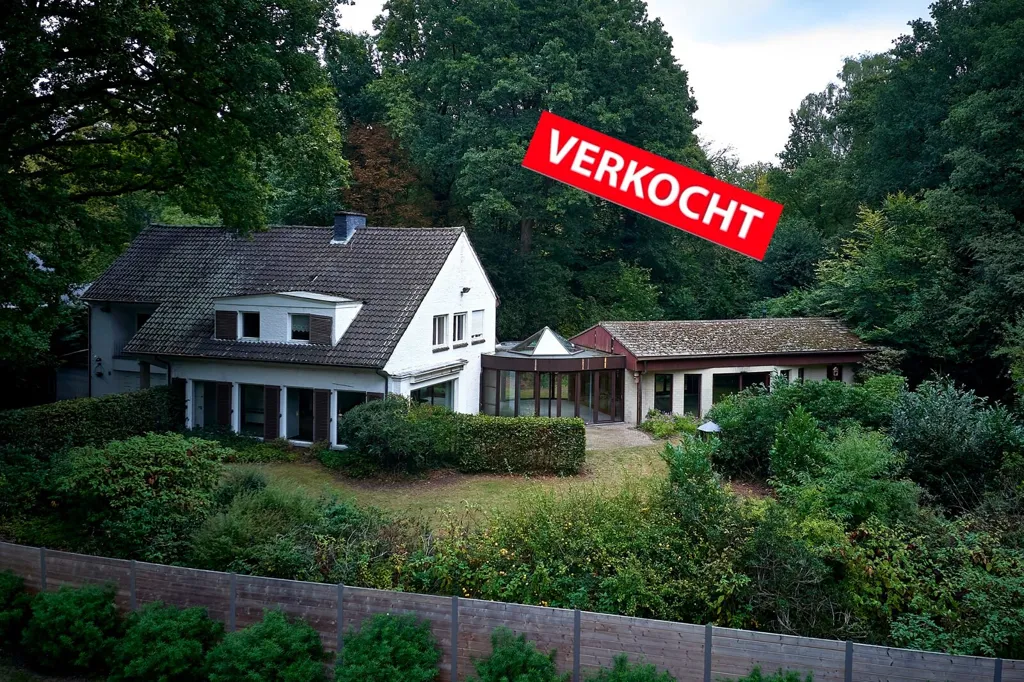 Vue aérienne - Villa des Années 60 sur un Grand Parc à Proximité de la Côte