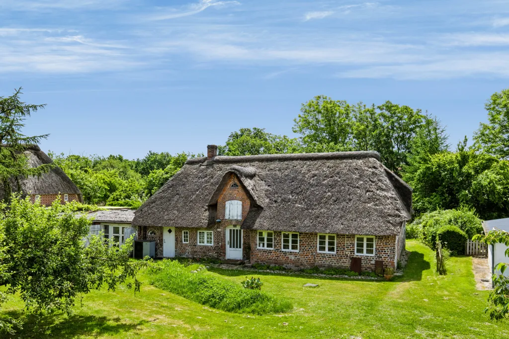 Exterior - Historic Villa with Garden in Højer