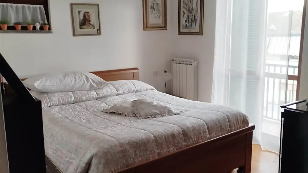 Chambres - Two-Level Apartment with Balcony in Campi Bisenzio